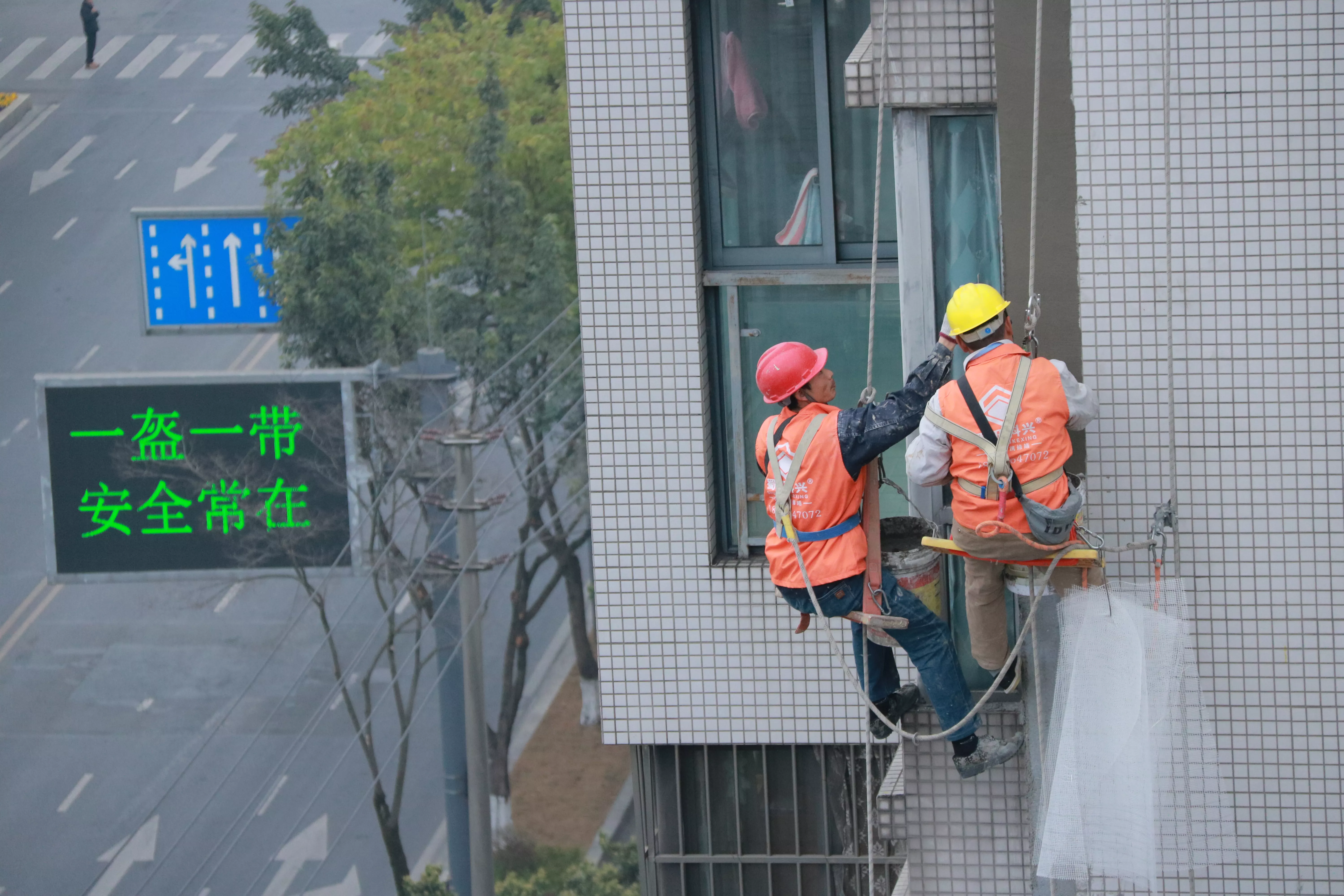 外墙掉转渗漏修缮